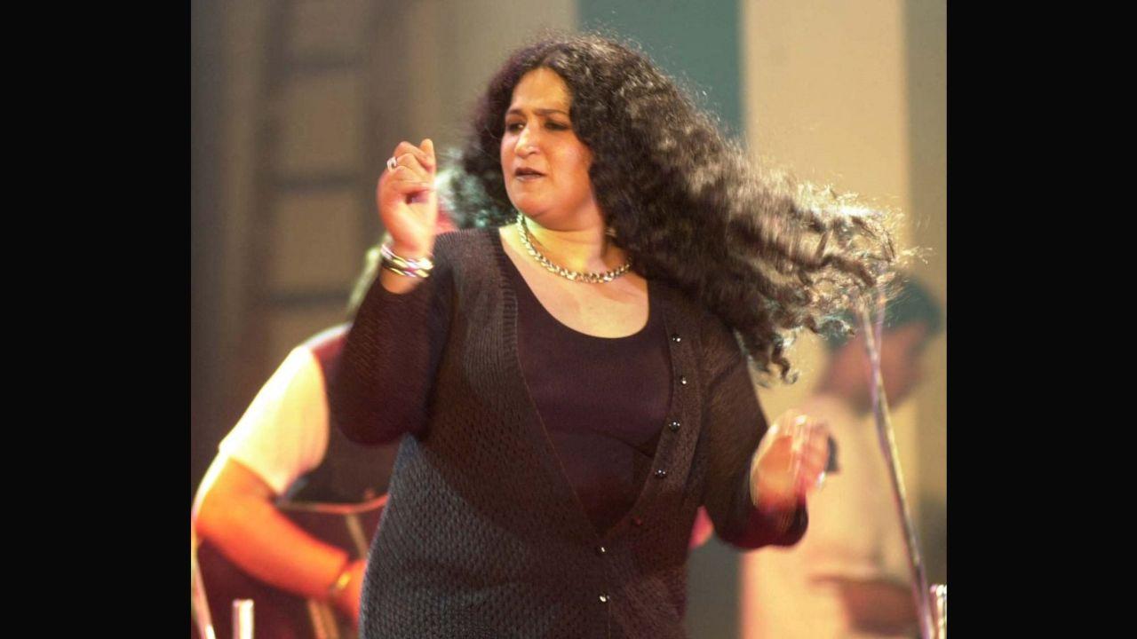 Indian pop artist Vivienne Pocha performed at a May 24, 2001 concert in Mumbai that celebrated the music legend Dylan's birthday. A galaxy of forty Indian artists had paid rich tributes in the show titled 'Thank You Bob'.
Photo: Sebastian D'Souza / AFP